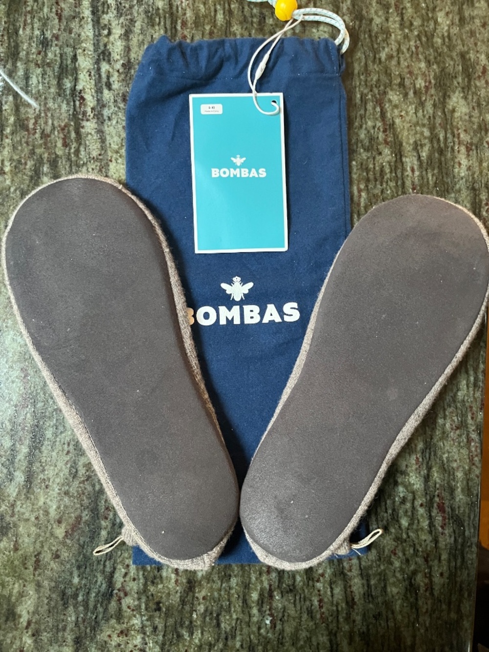 New with tags Bombas travel slippers with bag, women’s size 9-10 - Picture 3 of 3